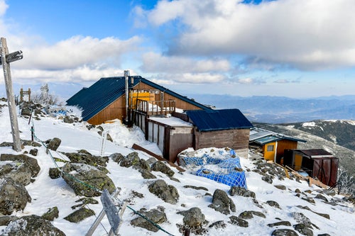 雪に包まれた蓼科山の山荘の写真