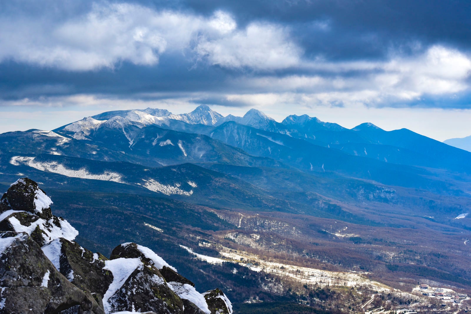「雲の向こうに見える八ヶ岳連峰（蓼科山）」の写真