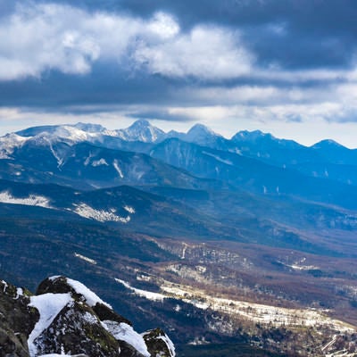 雲の向こうに見える八ヶ岳連峰（蓼科山）の写真