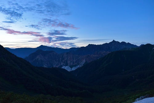 朝を待つ槍ヶ岳と裏銀座の山々（鷲羽岳）の写真