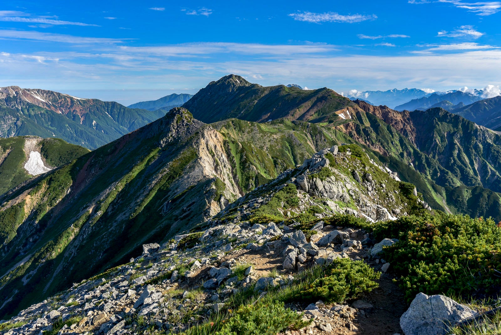 「鷲羽岳から水晶岳へとつながる稜線」の写真