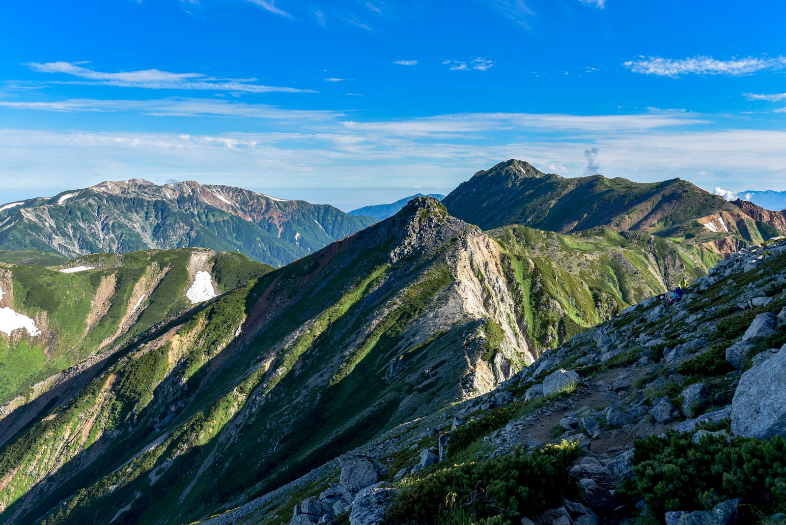 「鷲羽岳から見るワリモ岳と水晶岳と薬師岳」の写真