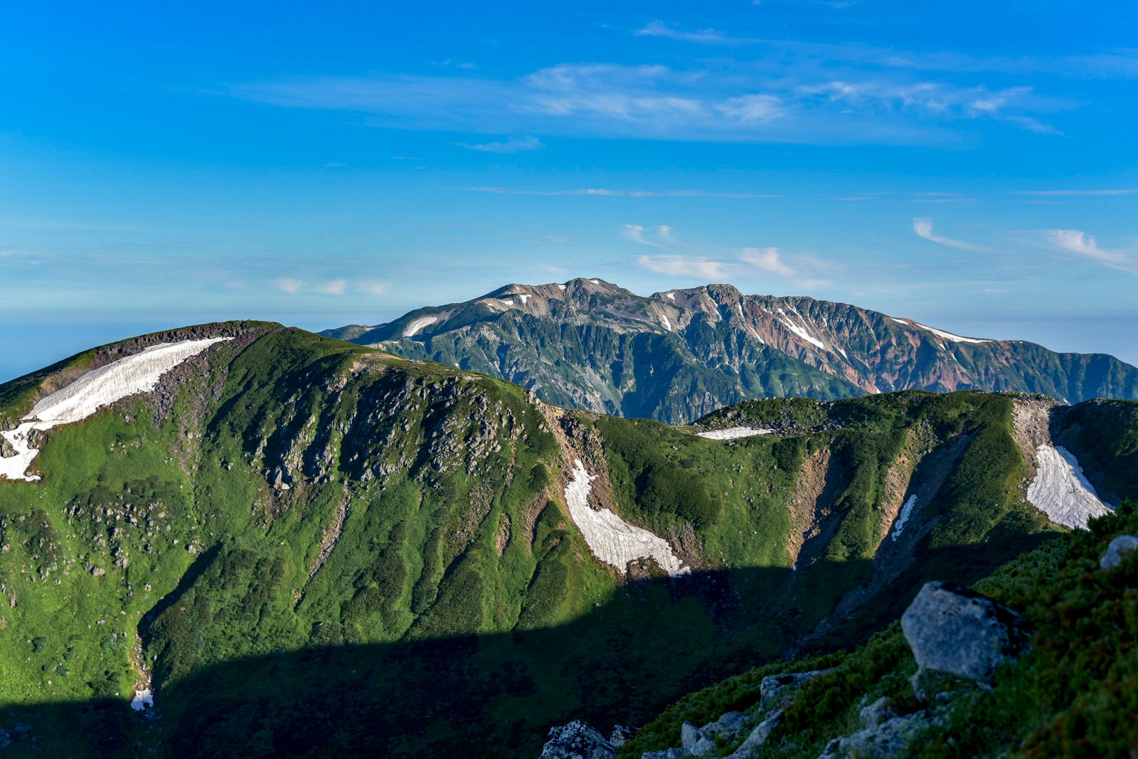 「鷲羽岳中腹から見る百名山薬師岳方面の景色」の写真