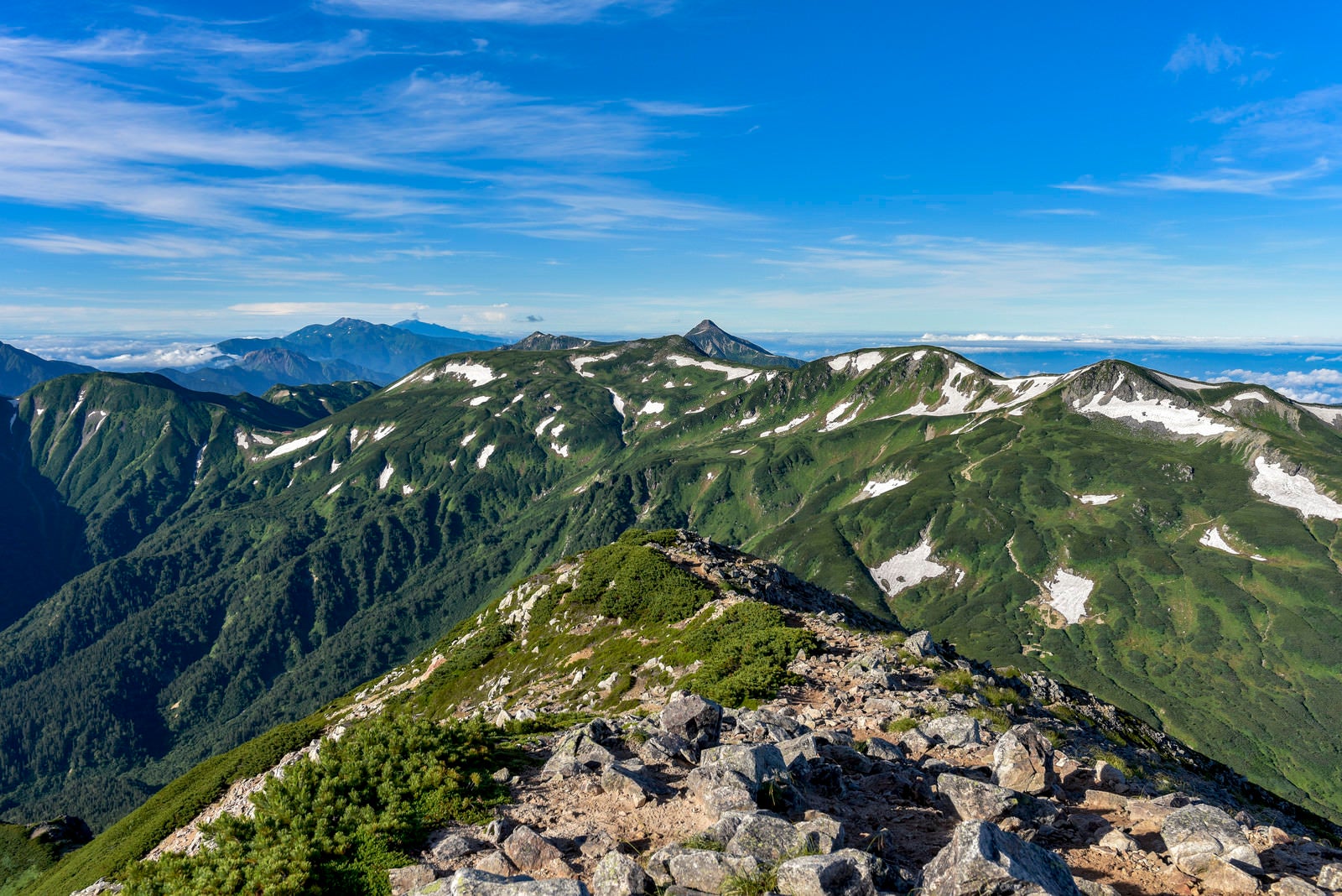 「鷲羽岳山頂から三俣蓮華、双六、笠ヶ岳方面を見る」の写真