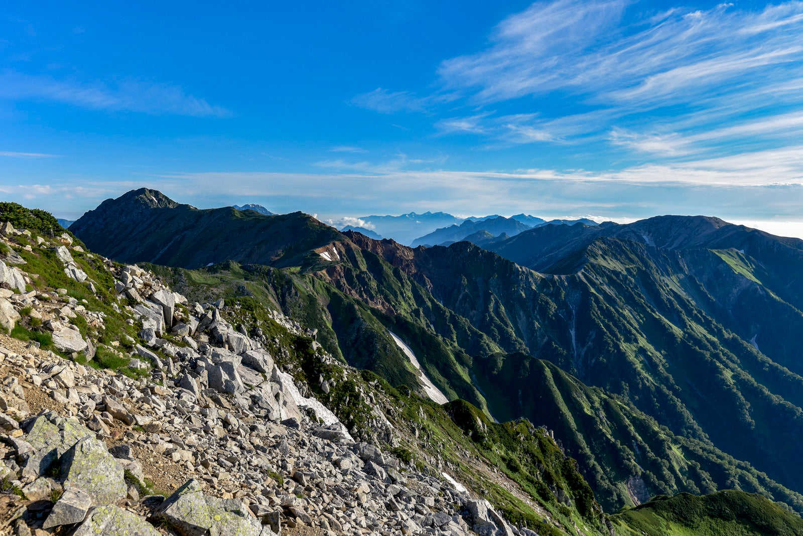 「鷲羽岳山頂から見る水晶岳、裏銀座コース方面」の写真
