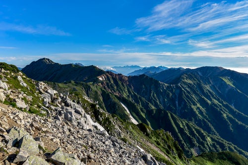鷲羽岳山頂から見る水晶岳、裏銀座コース方面の写真