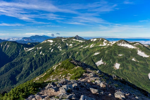 鷲羽岳山頂から見る笠ヶ岳方面の写真