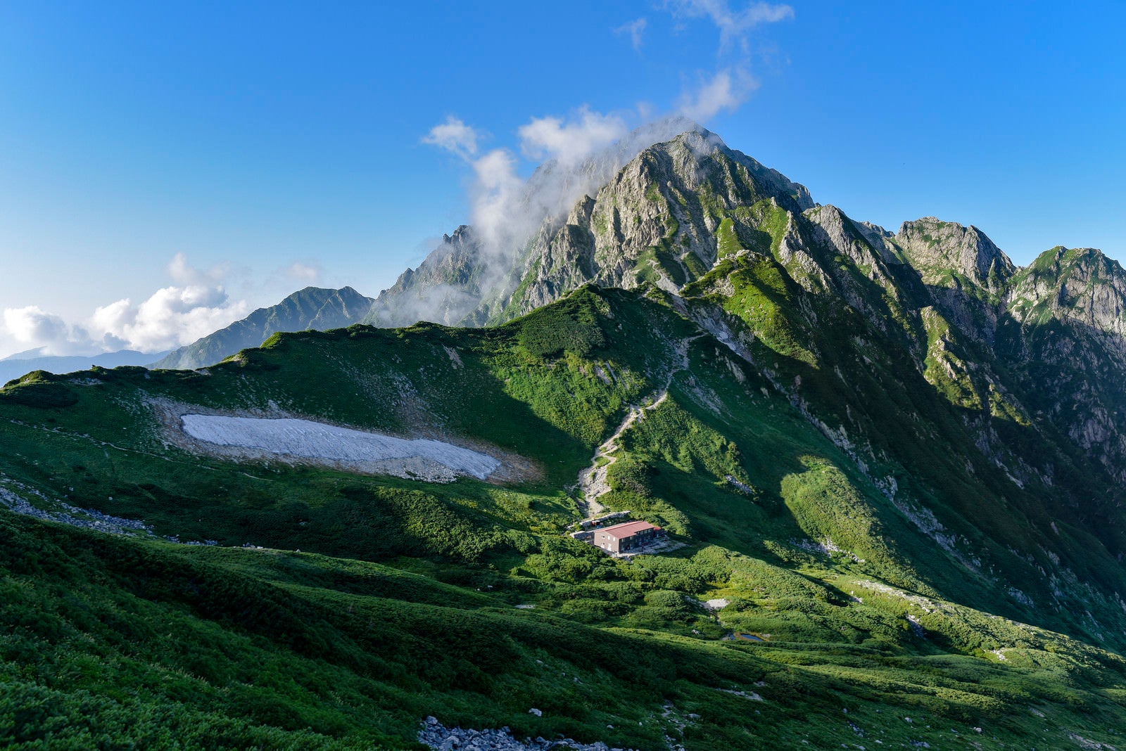 「剱岳の麓に立つ山荘と剱岳の眺め（立山）」の写真