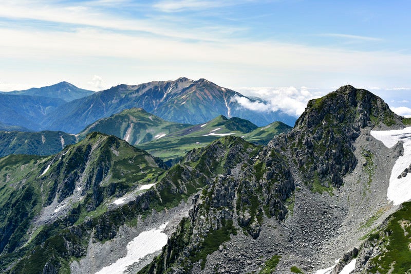 浄土山の奥に見える薬師岳（立山）の写真