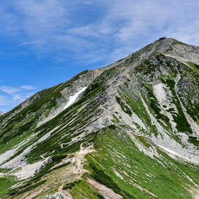 浄土山鞍部から見上げる立山雄山の姿の写真