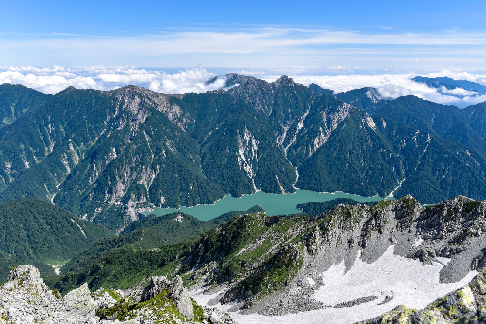 「立山から見下ろす黒部湖」の写真