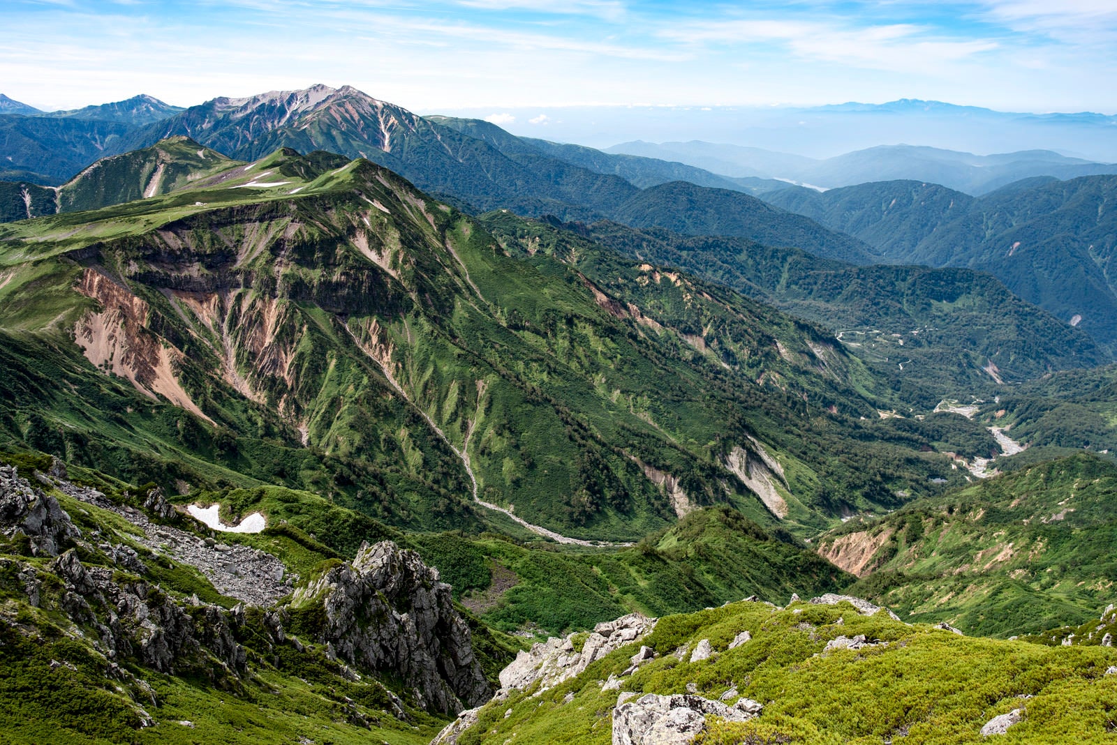 「立山カルデラから山麓の景色」の写真