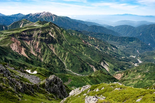 立山カルデラから山麓の景色の写真
