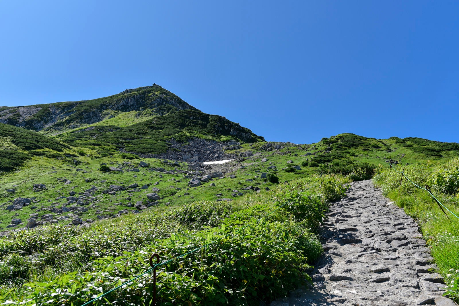 「立山室堂から浄土山へと登山道」の写真