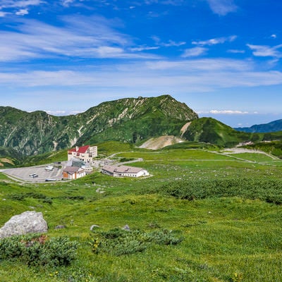 立山室堂に立つホテルと奥大日岳方面の写真