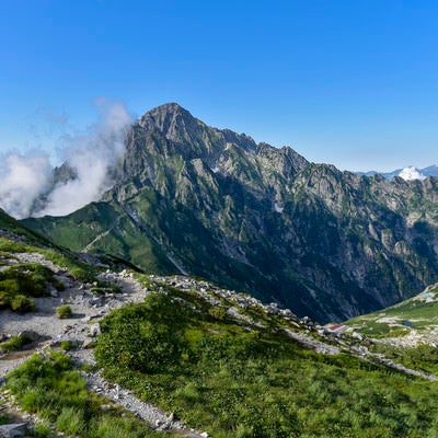険しい山肌の剱岳の写真