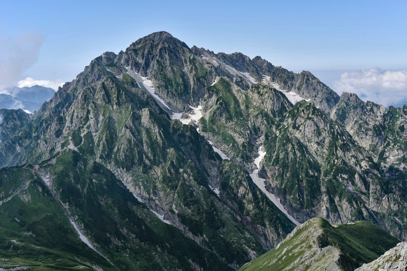 険しい山肌を持つ剱岳の写真