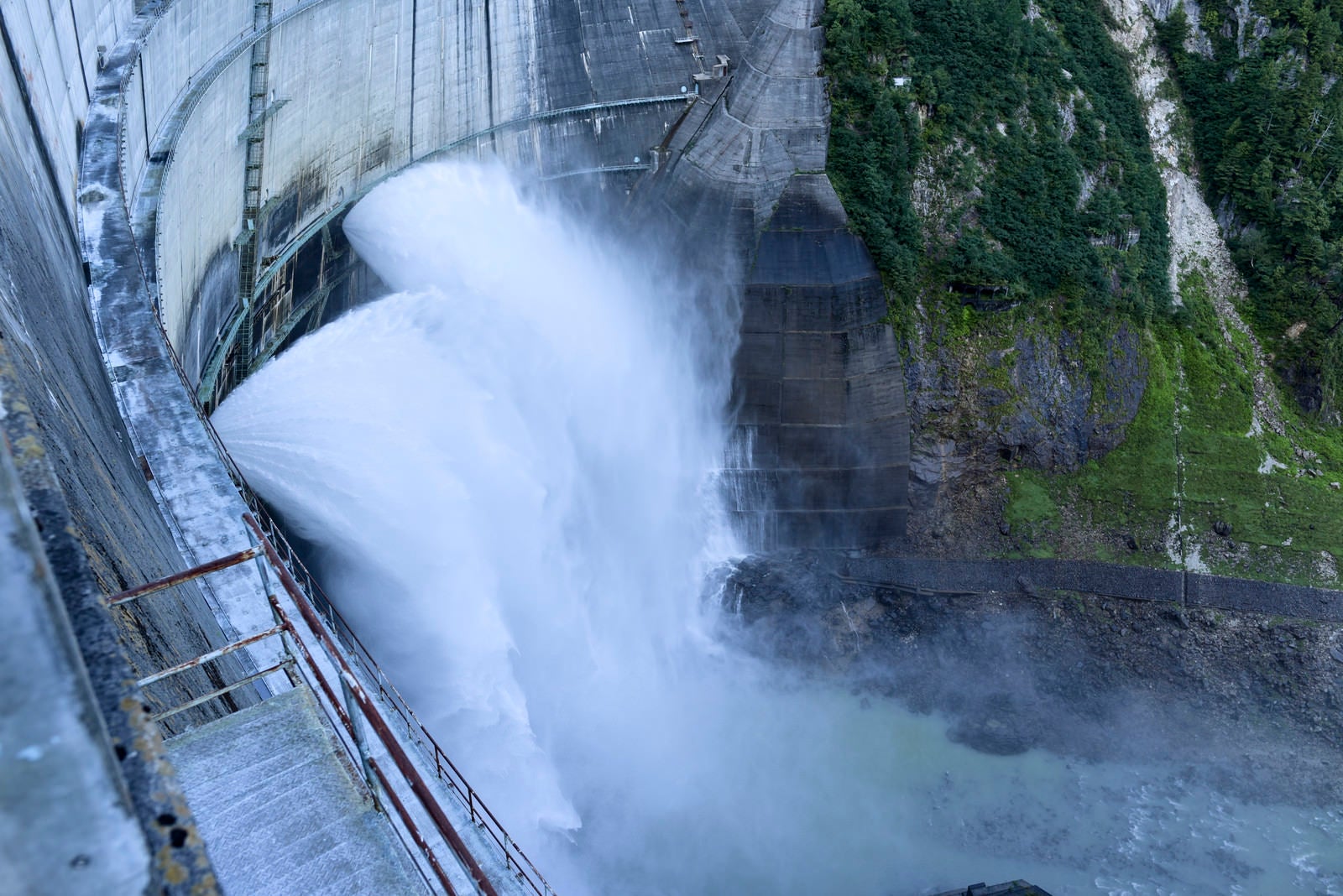 「黒部ダムの観光放水（立山）」の写真