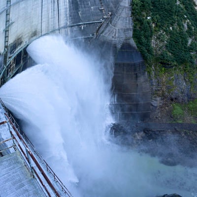 黒部ダムの観光放水（立山）の写真