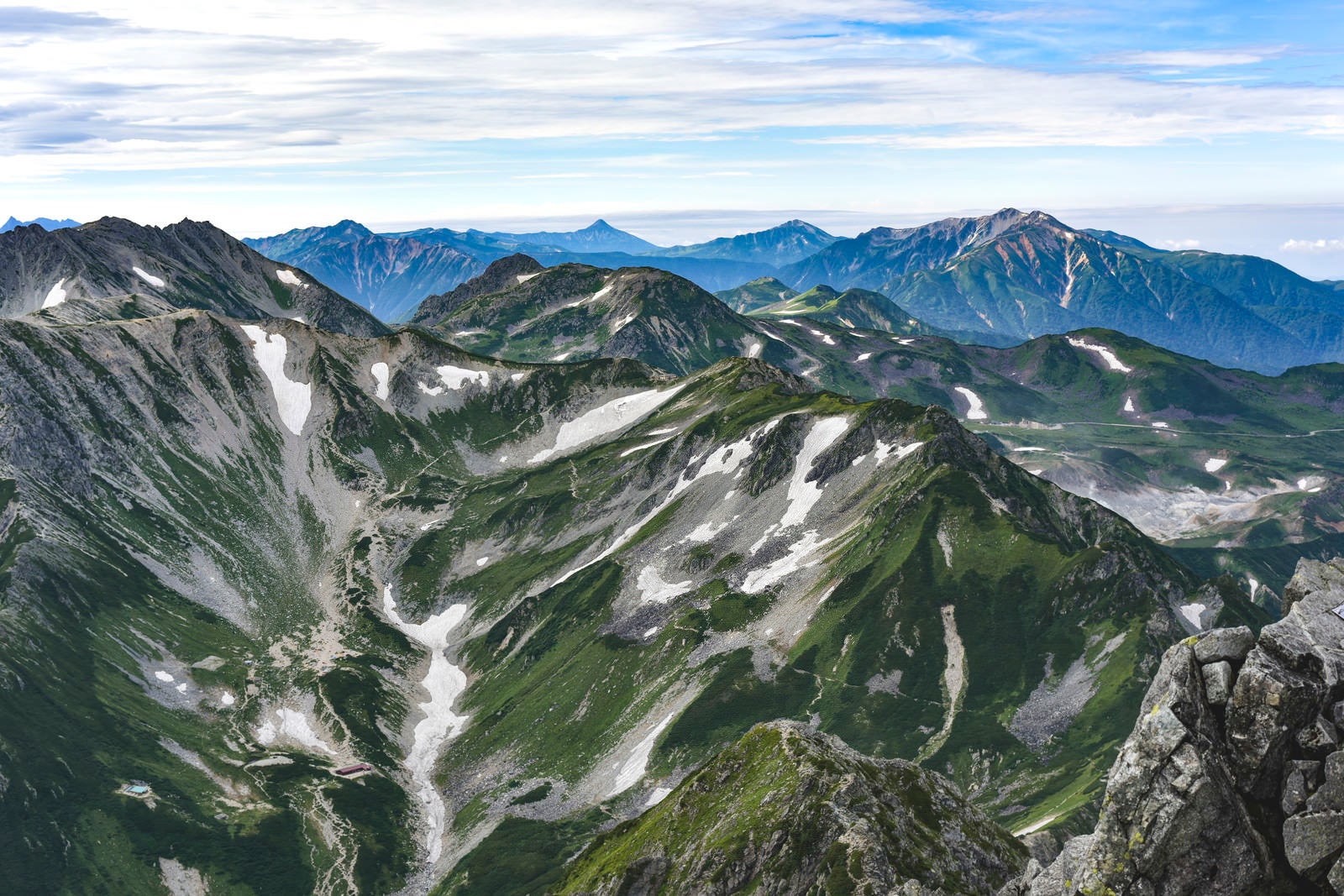 「剱岳から見る別山方面と薬師岳」の写真
