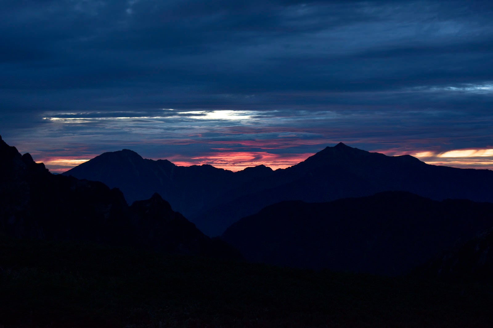 「剱岳の麓から見上げる北アルプスの夜明け」の写真