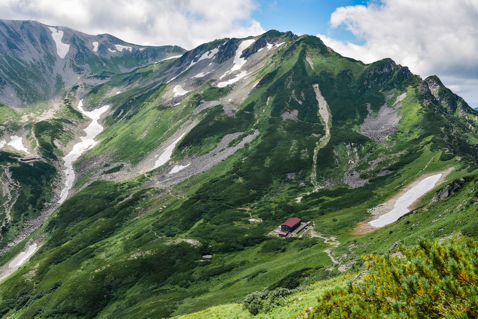 「剱岳別山尾根から見る剣山荘方面」の写真