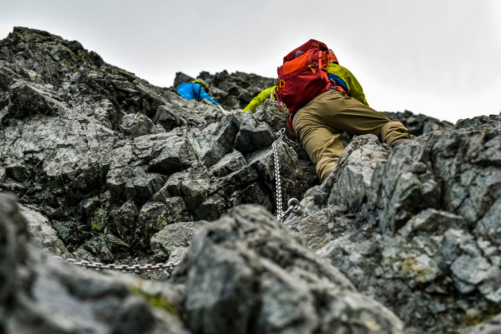 「岩の剱岳を登って行く登山者」の写真