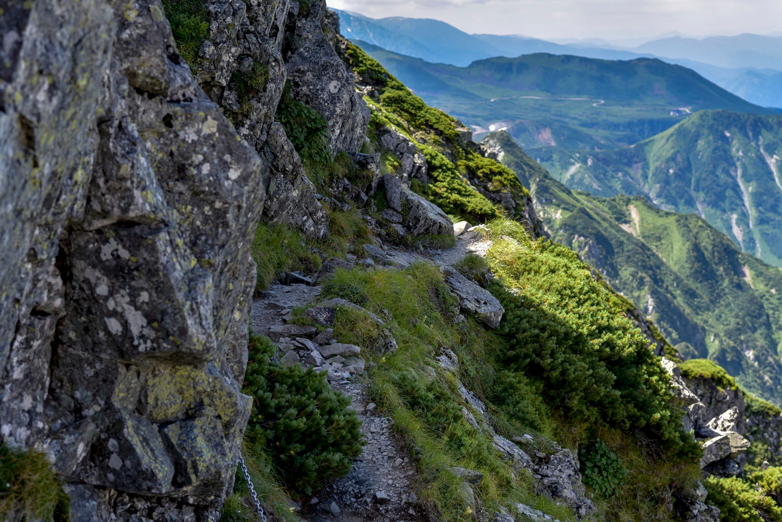 「気を抜けば滑落する険しい登山道が続く剱岳」の写真