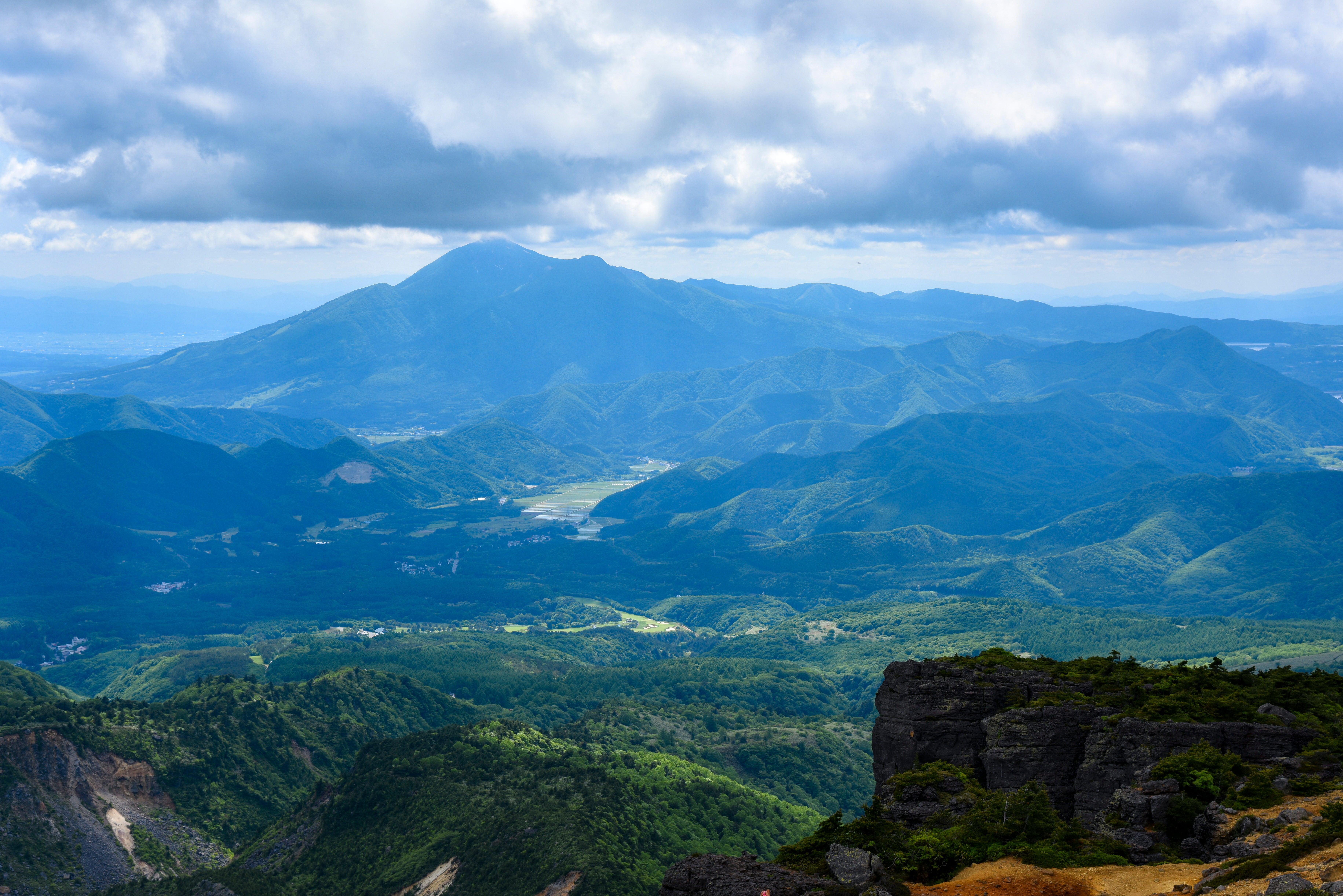 安達太良山から見る新緑の磐梯山方面 - ぱくたそ