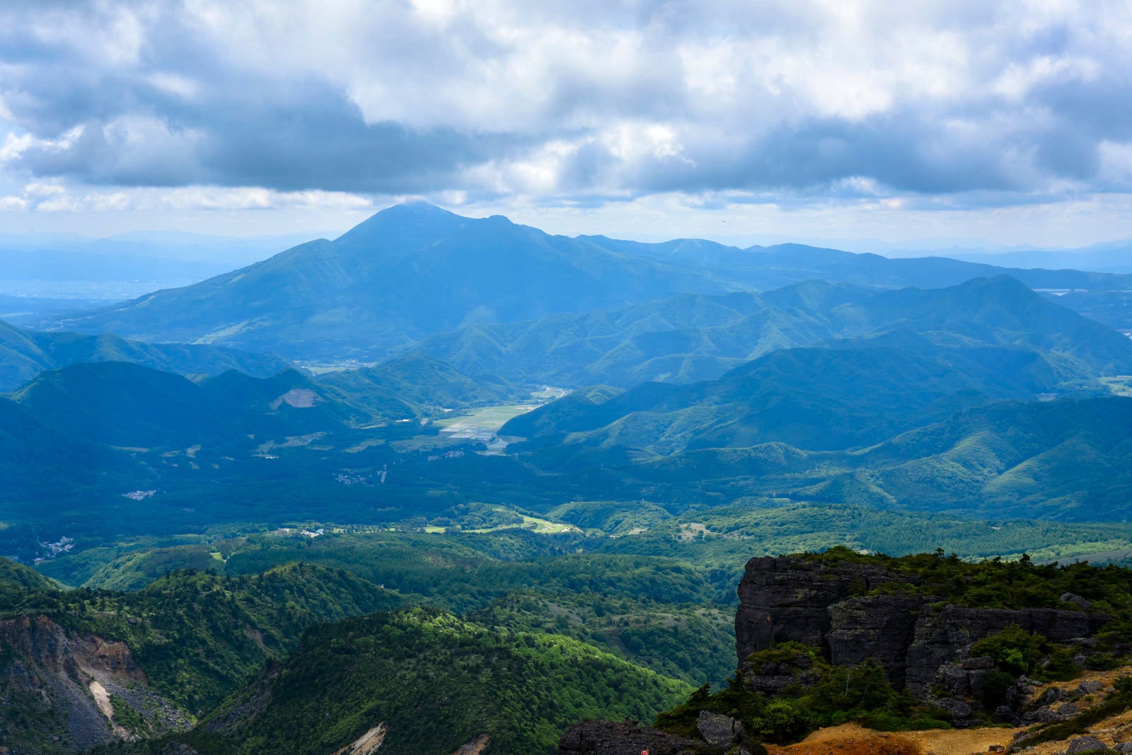 「安達太良山から見る新緑の磐梯山方面」の写真