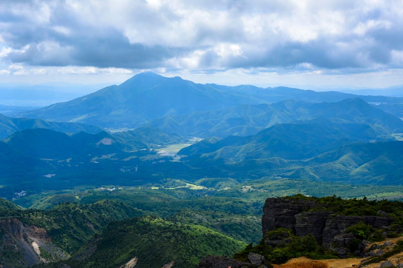 安達太良山から見る新緑の磐梯山方面の写真
