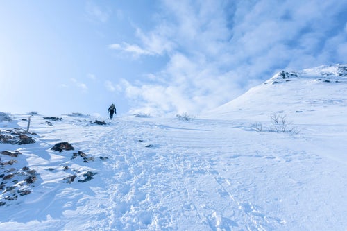 安達太良山を登る登山者の写真