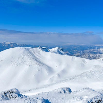 安達太良山山頂から見る磐梯山方面の写真