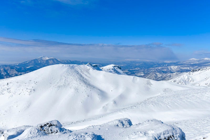 安達太良山山頂から見る磐梯山方面の写真