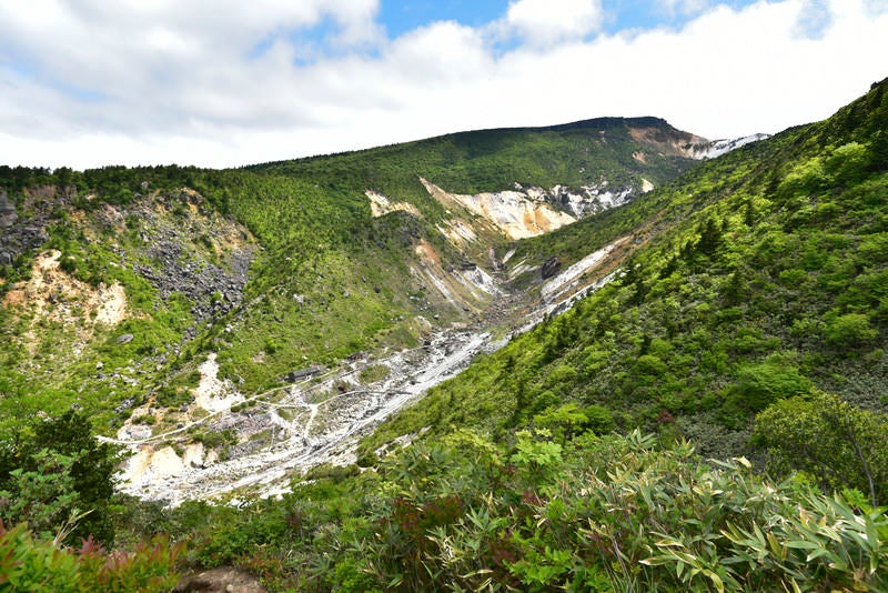 安達太良山沼尻コースから見る湯畑の写真