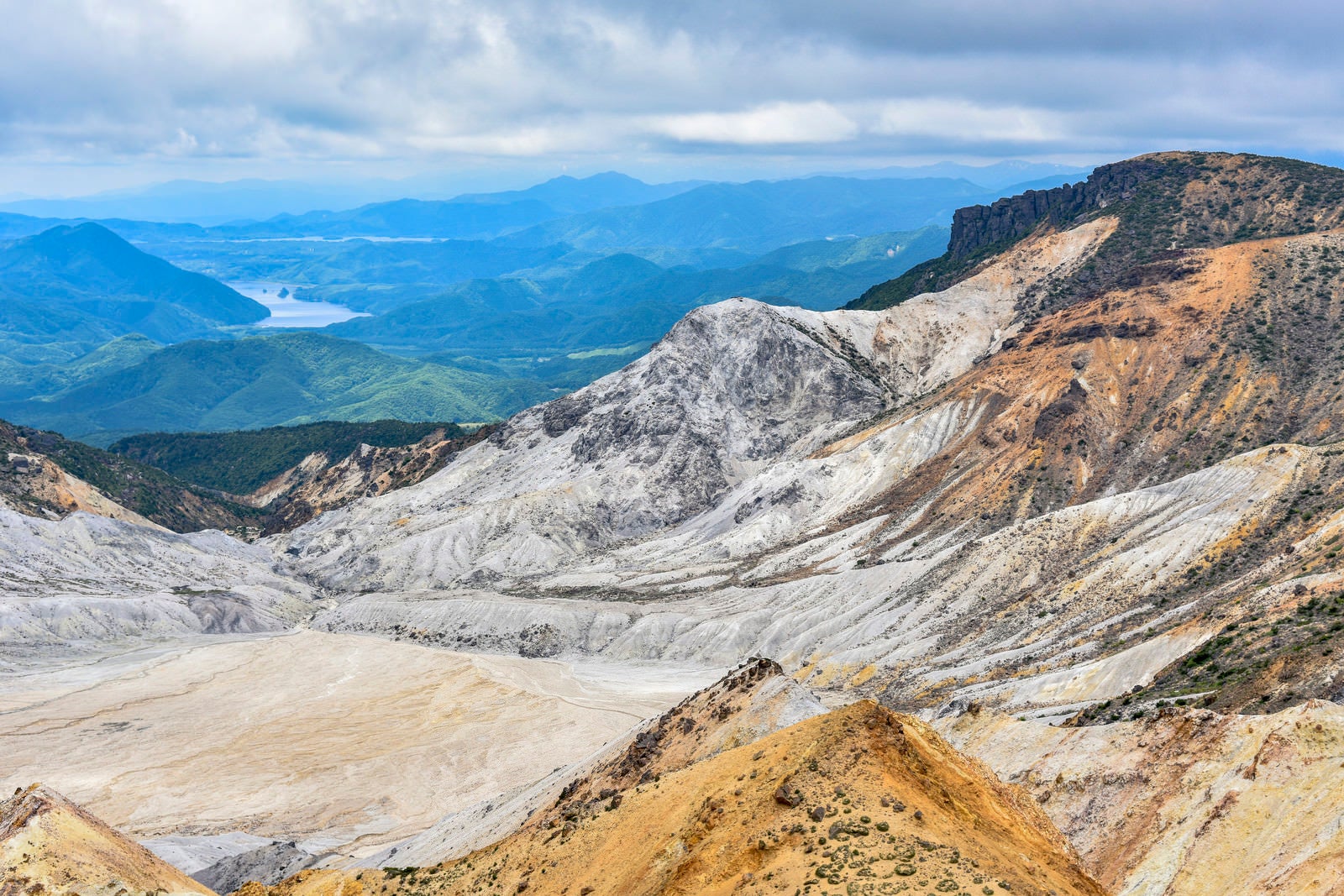「安達太良山爆裂火口と秋元湖方面」の写真