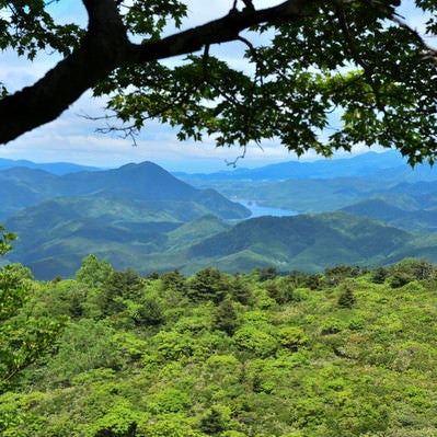 安達太良山登山道から見る秋元湖方面の写真