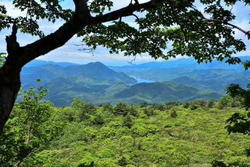 安達太良山登山道から見る秋元湖方面の写真