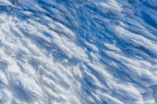 強風によって生まれた安達太良山のエビのしっぽの写真