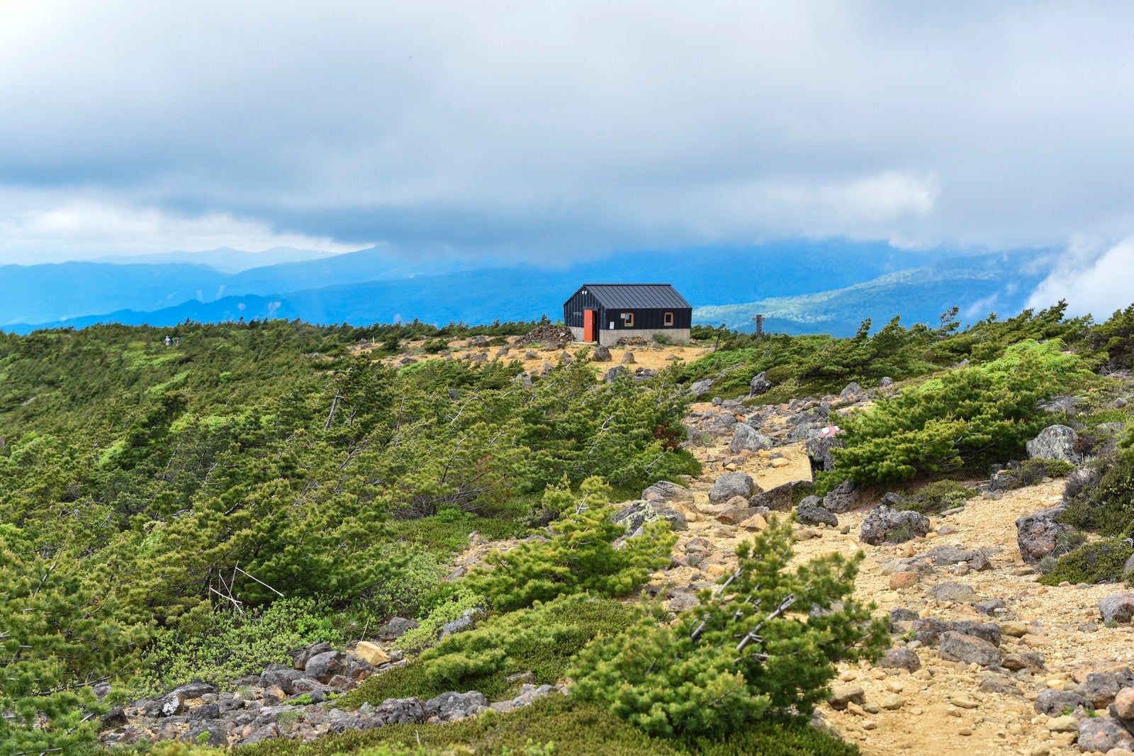 「新緑に囲まれる鉄山避難小屋（安達太良山）」の写真
