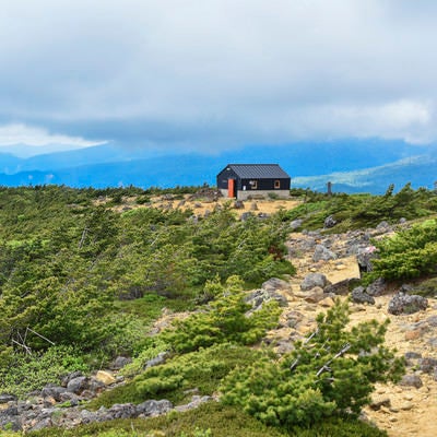 新緑に囲まれる鉄山避難小屋（安達太良山）の写真
