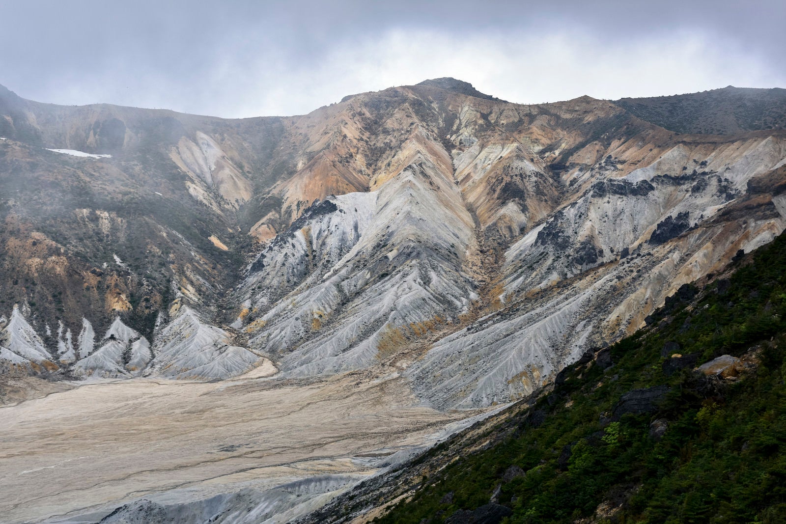 「暗い雲に包まれる鉄山方面（安達太良山）」の写真
