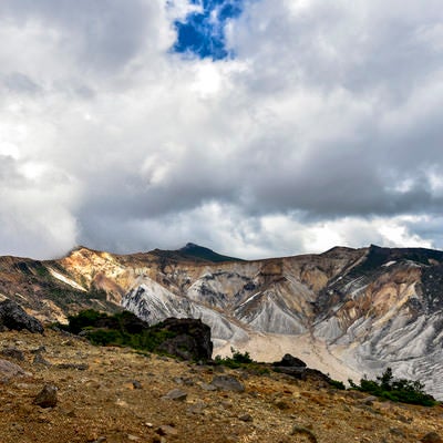 曇り空の安達太良山爆裂火口の写真