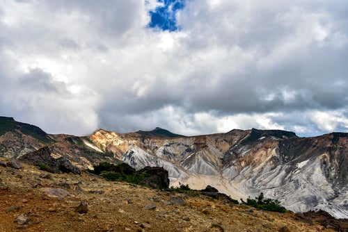 曇り空の安達太良山爆裂火口の写真