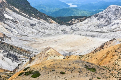 真っ白な安達太良山爆裂火口の写真