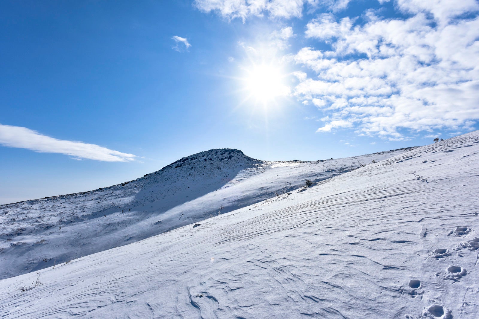 「穏やかな雪の斜面が続く安達太良山（あだたらやま）」の写真
