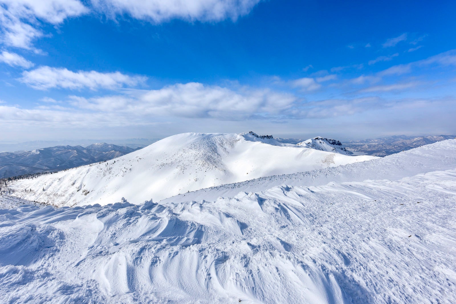 「穏やかな雪の斜面の船明神山（ふなみょうじんやま）」の写真