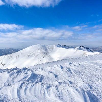 穏やかな雪の斜面の船明神山（ふなみょうじんやま）の写真