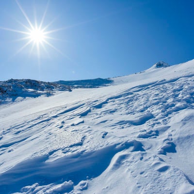 逆光の安達太良山登山道の写真