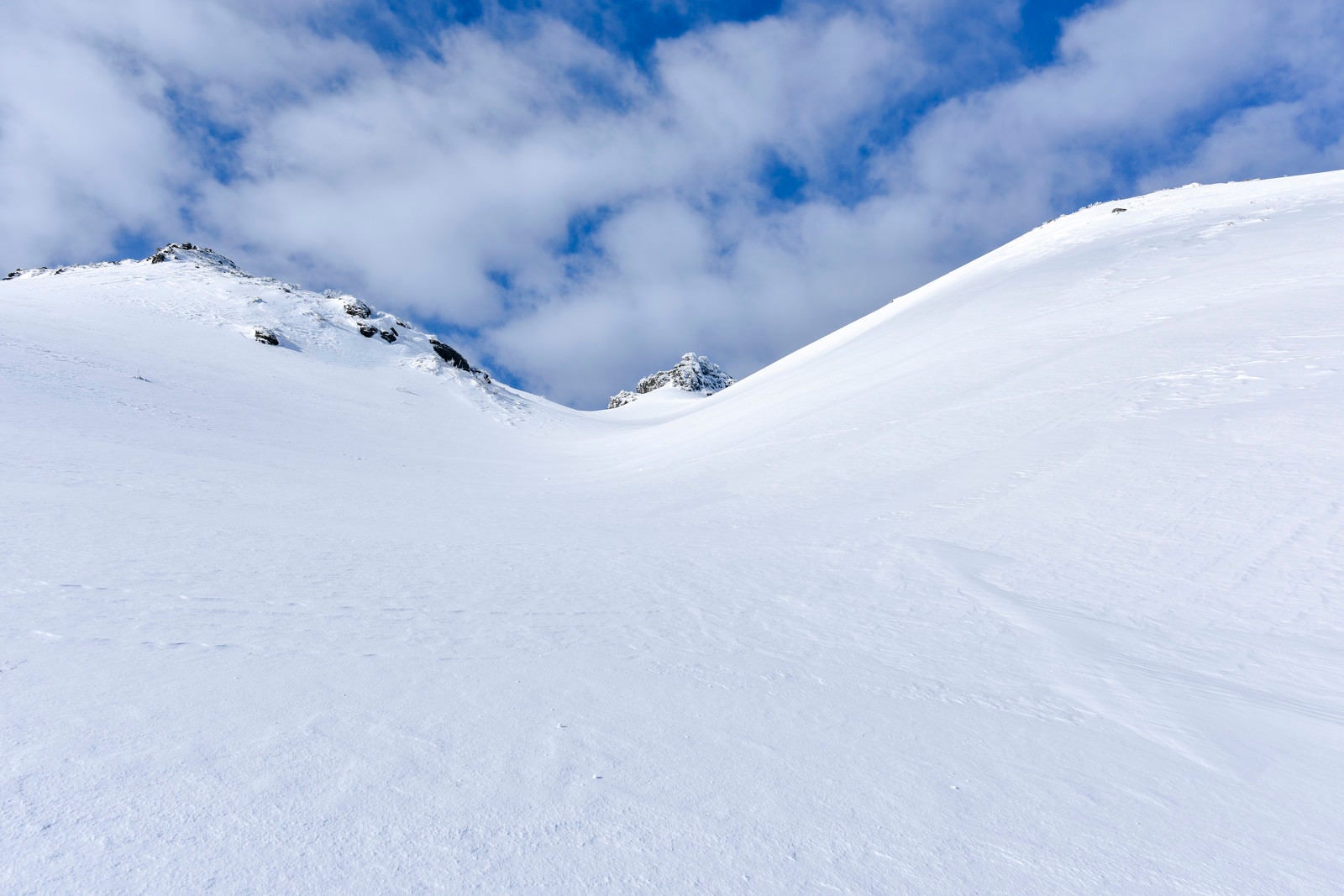 「雪にとざされた谷間（安達太良山）」の写真
